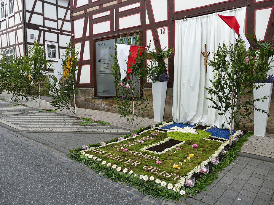 Fronleichnamsaltäre in den Naumburger Straßen (Foto: Karl-Franz Thiede)